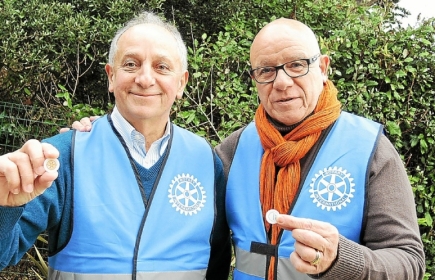 Robert Cappa, responsable de l’opération Jetons le Cancer sur Arradon, accompagné d’Yves Millot, président du Rotary Club Rhuys Vilaine (crédit photo : Le Télégramme)